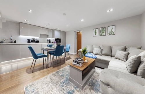 Shaftesbury Apartment | Battersea Apt, Mini Bar, Ac & Prime Location