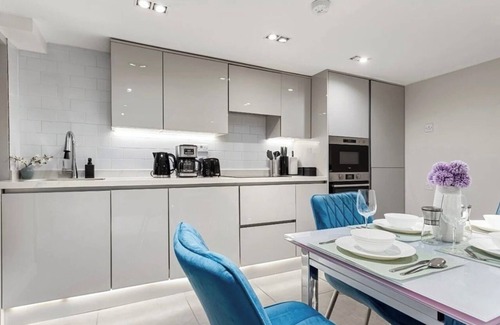 Shaftesbury Apartment | Battersea Apt, Mini Bar, Ac & Prime Location