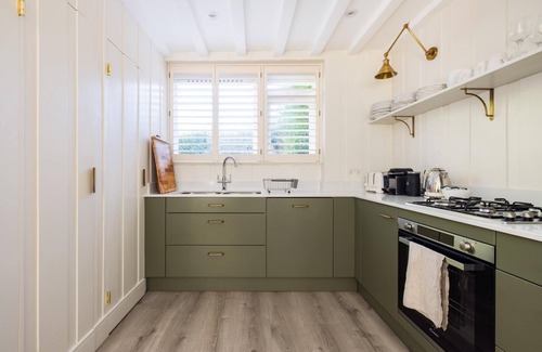 St. Mary's Park Apartment | Battersea Set – 3 Bedroom Home with Garden