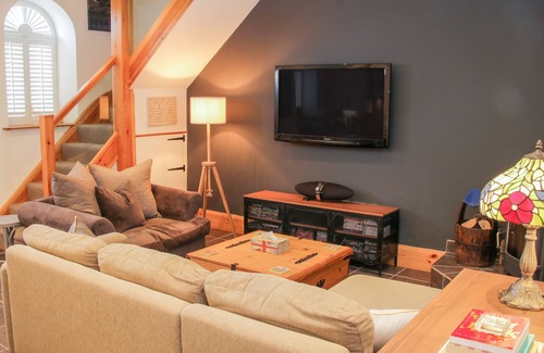 Crew Green Cottage | BAUSLEY CHAPEL, romantic, character holiday cottage in Halfway House