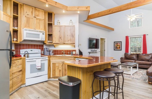 Dahlonega House | Bavarian Cabin-Close to Dahlonega/HotTub/Game Room/2- Bedrooms!