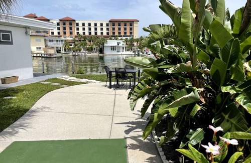 Bay Esplanade Apartment | Bay Apartment by the Water 7