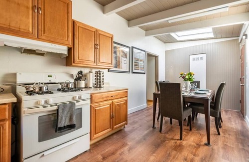 Tennyson - Alquire House | Bay Area Pool Table BBQ Cal U BART Gateway to SFO.