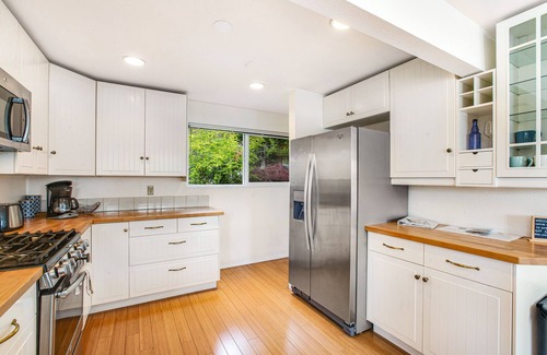 Freeland Apartment | Bay front family-friendly retreat w/beach access, gas grill