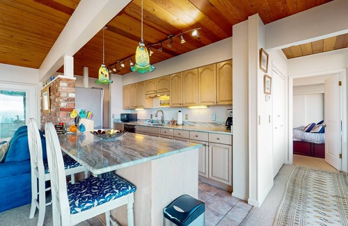 Oak Harbor Condo | Bay-front rental with views - across street from beach