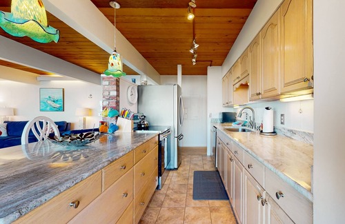 Oak Harbor Condo | Bay-front rental with views - across street from beach