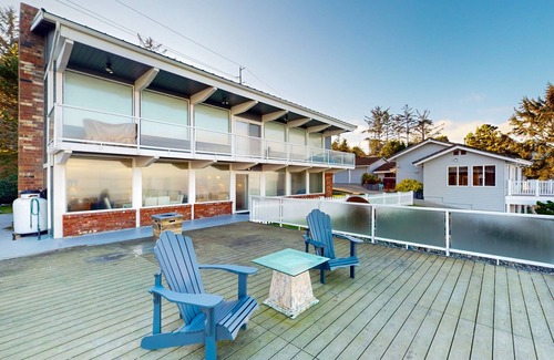 Oak Harbor Condo | Bay-front rental with views - across street from beach
