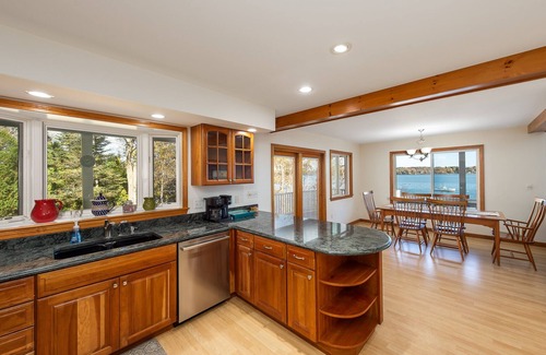 Harpswell House | Bay Haven. Comfort, deck & water access.