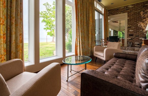 Point Clear House | Bay House Scenic Retreat