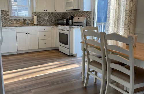 Villas House | Bay La Vie Bungalow: Family Fun, Poolside Bliss, Beach Steps Away, Sunset Views