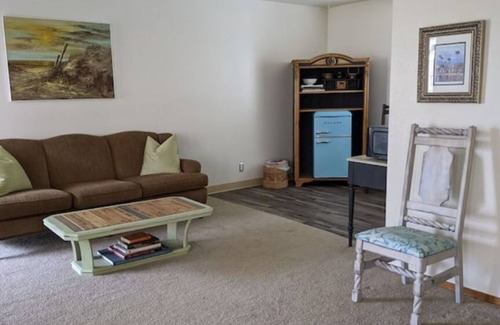Morro Bay Apartment | BAY/OCEAN VIEWS-WALK TO ALL! Midship Quarters - 500 sq ft-Queen bed, full bath!
