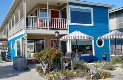 Morro Bay Apartment | BAY/OCEAN VIEWS-WALK TO ALL! Midship Quarters - 500 sq ft-Queen bed, full bath!