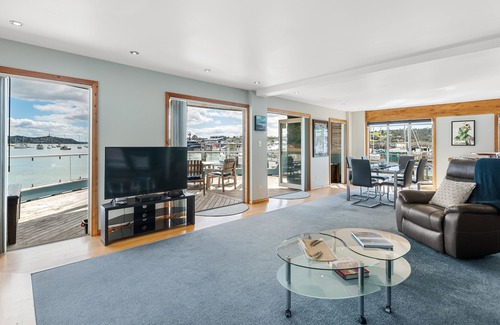 Opua Apartment | Bay of Islands On The Water Apartment -The Landing