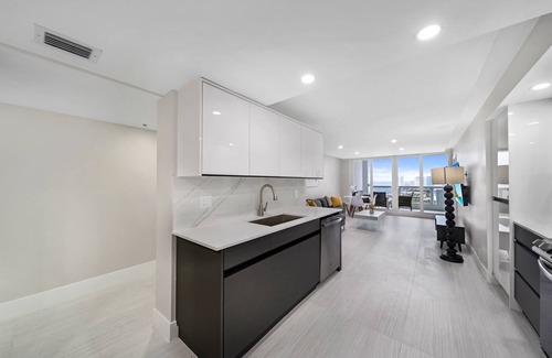 Downtown Miami Condo | Bay Overlooking Condo With Balcony
