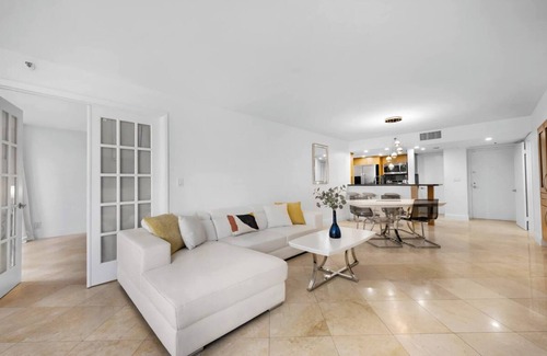 Downtown Miami Condo | Bay Overlooking Condo With Balcony