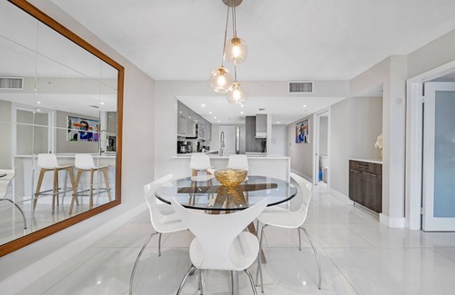 Downtown Miami Condo | Bay Overlooking Condo With Balcony