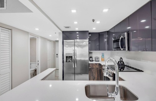 Downtown Miami Condo | Bay Overlooking Condo With Balcony
