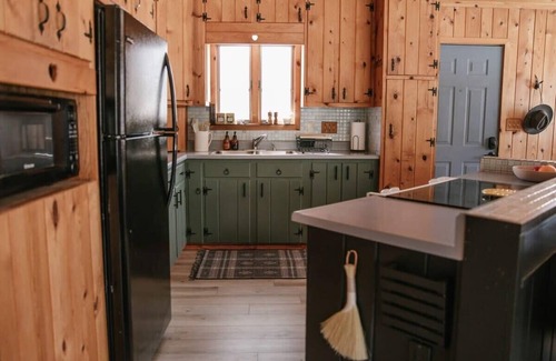 Beulah House | Bay Point Hideaway in the Woods - with Hot Tub!
