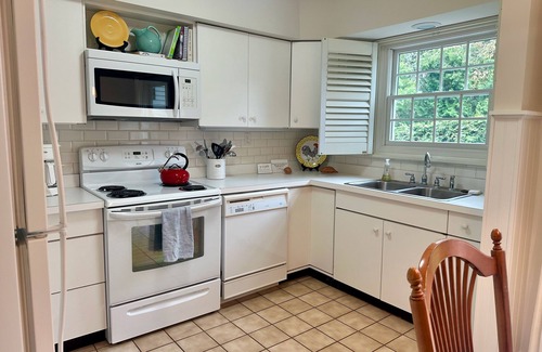 Harbor Springs Condo | Bay Springs #5 - Bay Street! 2BDR 2.5BTH Walk to shops, dining and beaches!