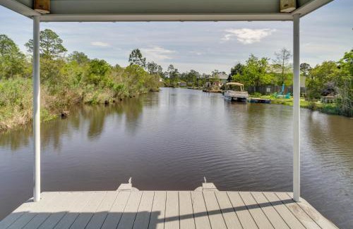 Shoreline Park Apartment | Bay St Louis Houseboat 6 Mi to Old Town and Beach!