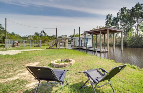 Shoreline Park Apartment | Bay St Louis Houseboat 6 Mi to Old Town and Beach!