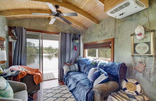 Shoreline Park Apartment | Bay St Louis Houseboat 6 Mi to Old Town and Beach!