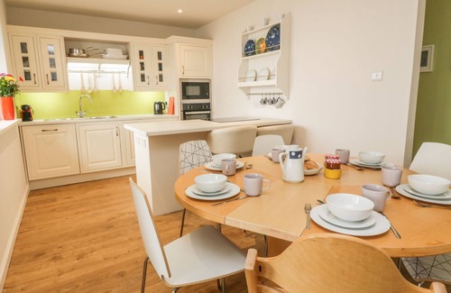 Wormit House | BAY VIEW COTTAGE, family friendly, with a garden in Wormit