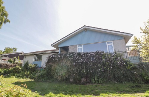 Wormit House | BAY VIEW COTTAGE, family friendly, with a garden in Wormit