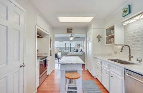 Georgetown Condo | Bay-View Georgetown Getaway w/Community Beach!