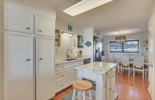 Georgetown Condo | Bay-View Georgetown Getaway w/Community Beach!