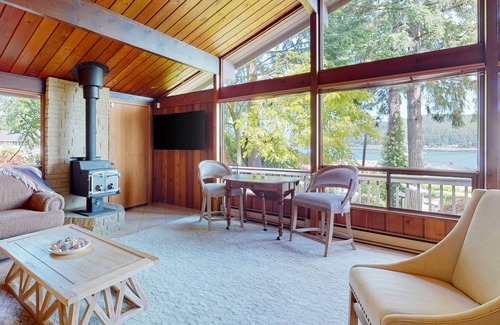 Union House | Bay-view home near beach with 2 firepits, grill, deck, streaming, wood fireplace