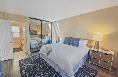 South Mission Beach House | Bay View Paradise - Rooftop Deck, Off-Street Parking, King Suite, WasherDryer & Bay Views!