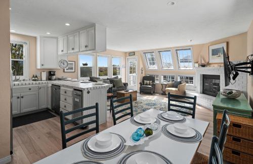 South Mission Beach House | Bay View Paradise - Rooftop Deck, Off-Street Parking, King Suite, WasherDryer & Bay Views!