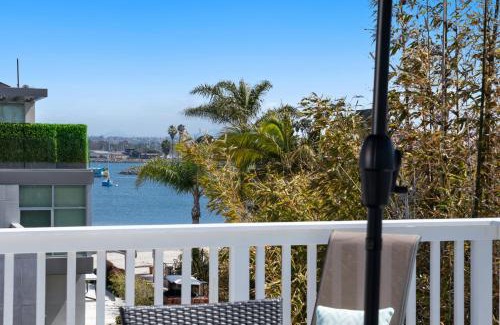 South Mission Beach House | Bay View Paradise - Rooftop Deck, Off-Street Parking, King Suite, WasherDryer & Bay Views!