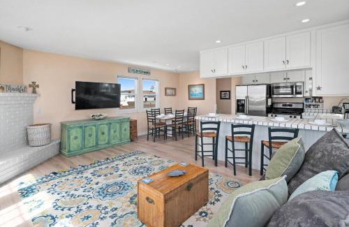 South Mission Beach House | Bay View Paradise - Rooftop Deck, Off-Street Parking, King Suite, WasherDryer & Bay Views!