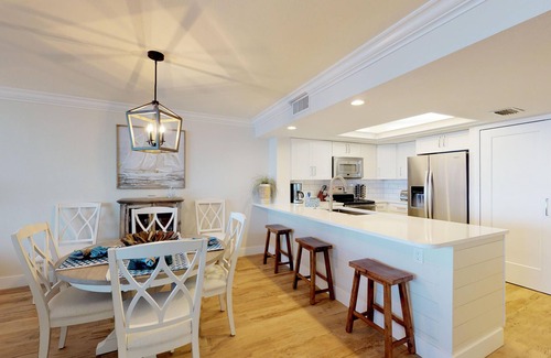 Punta Rassa Apartment | Bay View Tower 735 Beach views from your private Lanai, enjoy sunsets