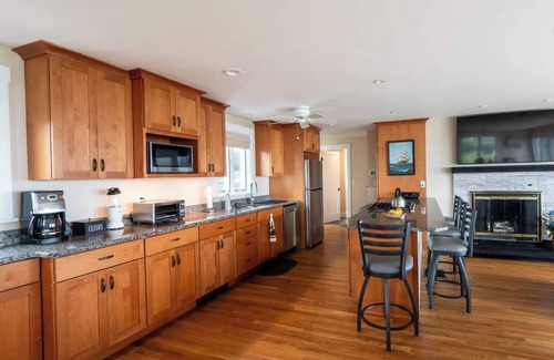 Silver Beach House | Bay Views & Breezes In North Falmouth