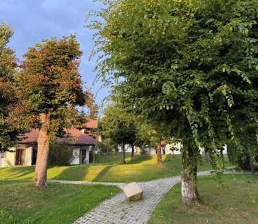 Waldkirchen Apartment | Bayerischer Wald Hideaway, nähe Passau, Garten, Kamin, Galerie,