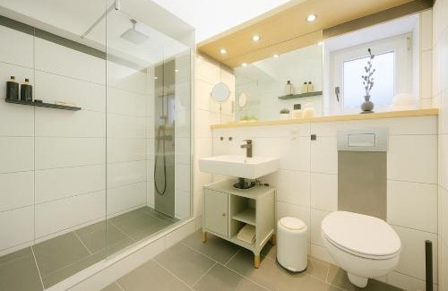 Waldkirchen Apartment | Bayerischer Wald Hideaway, nähe Passau, Garten, Kamin, Galerie,