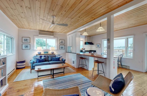 Boothbay Harbor Cottage | Bayfront Cottage on Mill Cove w/Private Dock & Furnished Deck - Walk Downtown