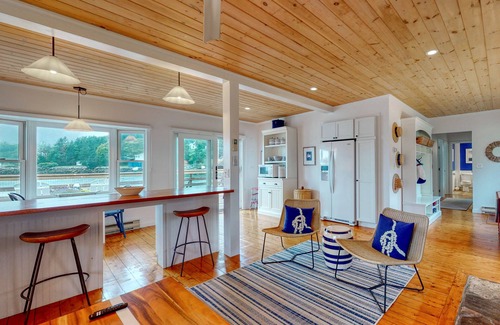 Boothbay Harbor Cottage | Bayfront Cottage on Mill Cove w/Private Dock & Furnished Deck - Walk Downtown