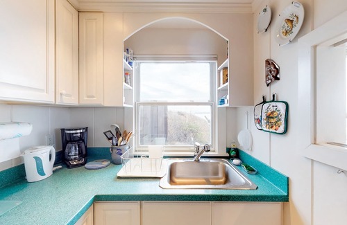 Eastham Cottage | Bayfront cottage w/bluffside deck & outdoor shower - steps to private beach
