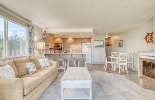 Lincoln City Condo | Bayfront Ground-Level Condo Gives You Fabulous Views over Siletz Bay with Kin
