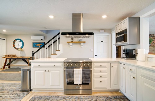 Plymouth House | Bayfront Home w/Deck - 4 Mi to Downtown Plymouth!