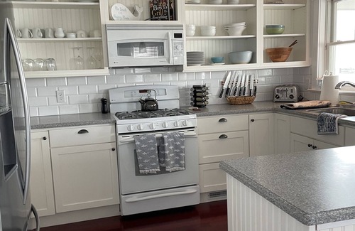 Avalon House | BAYFRONT! Walk to town! !NEWLY RENOVATED 2025!