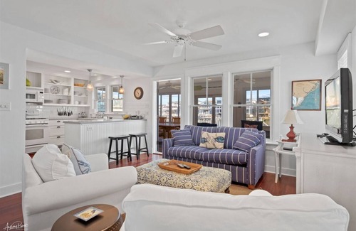 Avalon House | BAYFRONT! Walk to town! !NEWLY RENOVATED 2025!