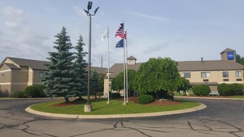 Belleville Hotel | Baymont by Wyndham Belleville Airport Area Free Airport Shuttle