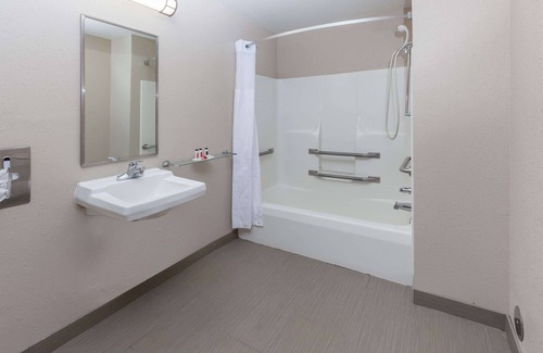 Gaylord Hotel | Baymont by Wyndham Gaylord