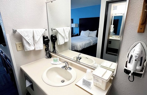 Marinette Hotel | Baymont by Wyndham Marinette
