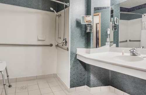 Mequon Hotel | Baymont by Wyndham Mequon Milwaukee Area